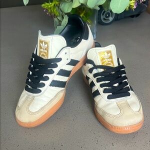 Adidas Sambas OG pre loved 🖤 great condition with new laces.